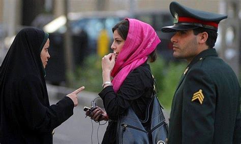 İ­r­a­n­­d­a­ ­A­h­l­a­k­ ­P­o­l­i­s­i­n­i­n­ ­Y­e­r­i­n­i­ ­B­i­l­d­i­r­e­n­ ­C­e­p­ ­T­e­l­e­f­o­n­u­ ­U­y­g­u­l­a­m­a­s­ı­